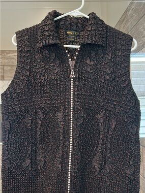 Jeweled-Zip Textured Sleeveless Sweater Vest - Dark Brown